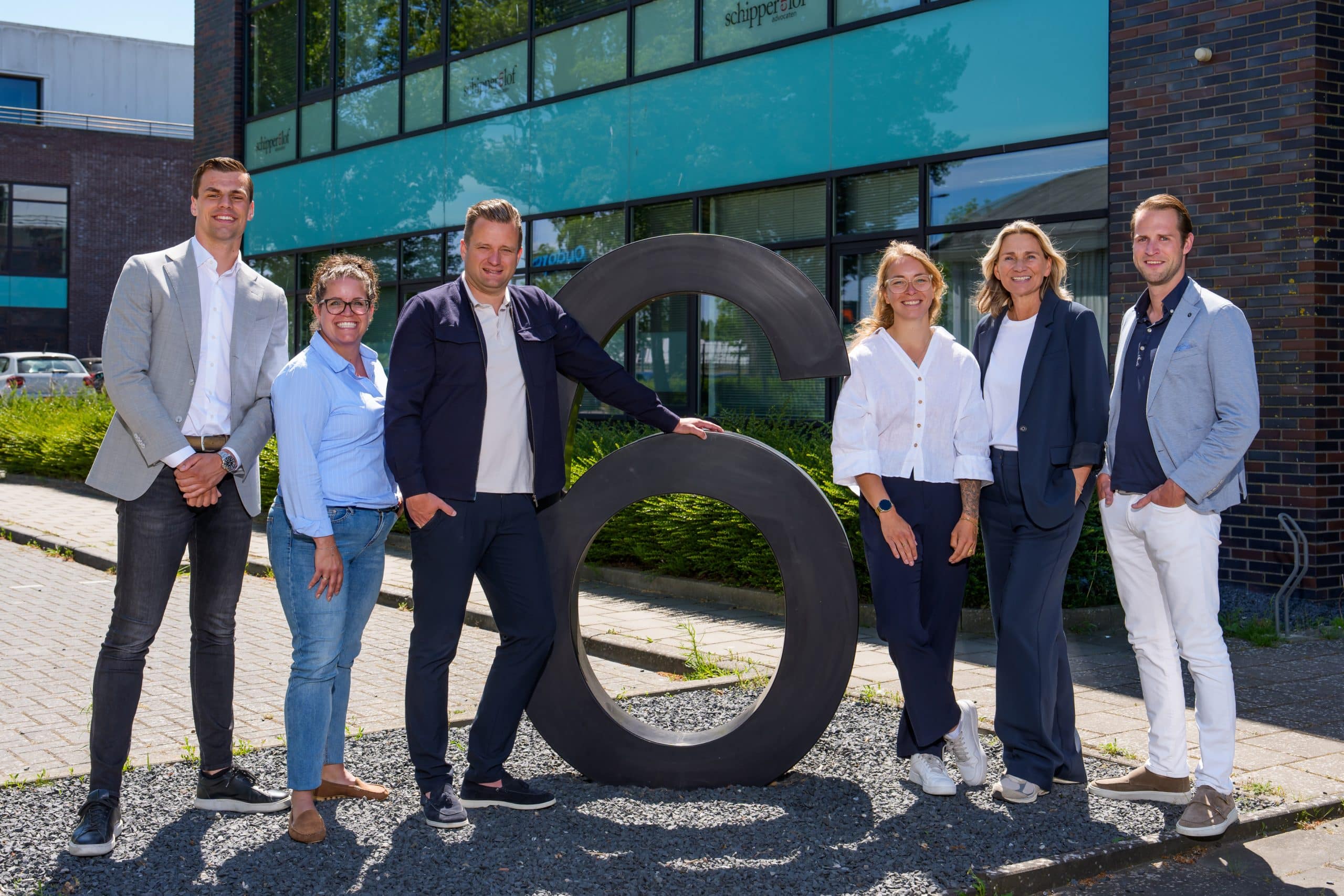 Team van Bregman Bedrijfsmakelaardij voor het kantoor in Alkmaar