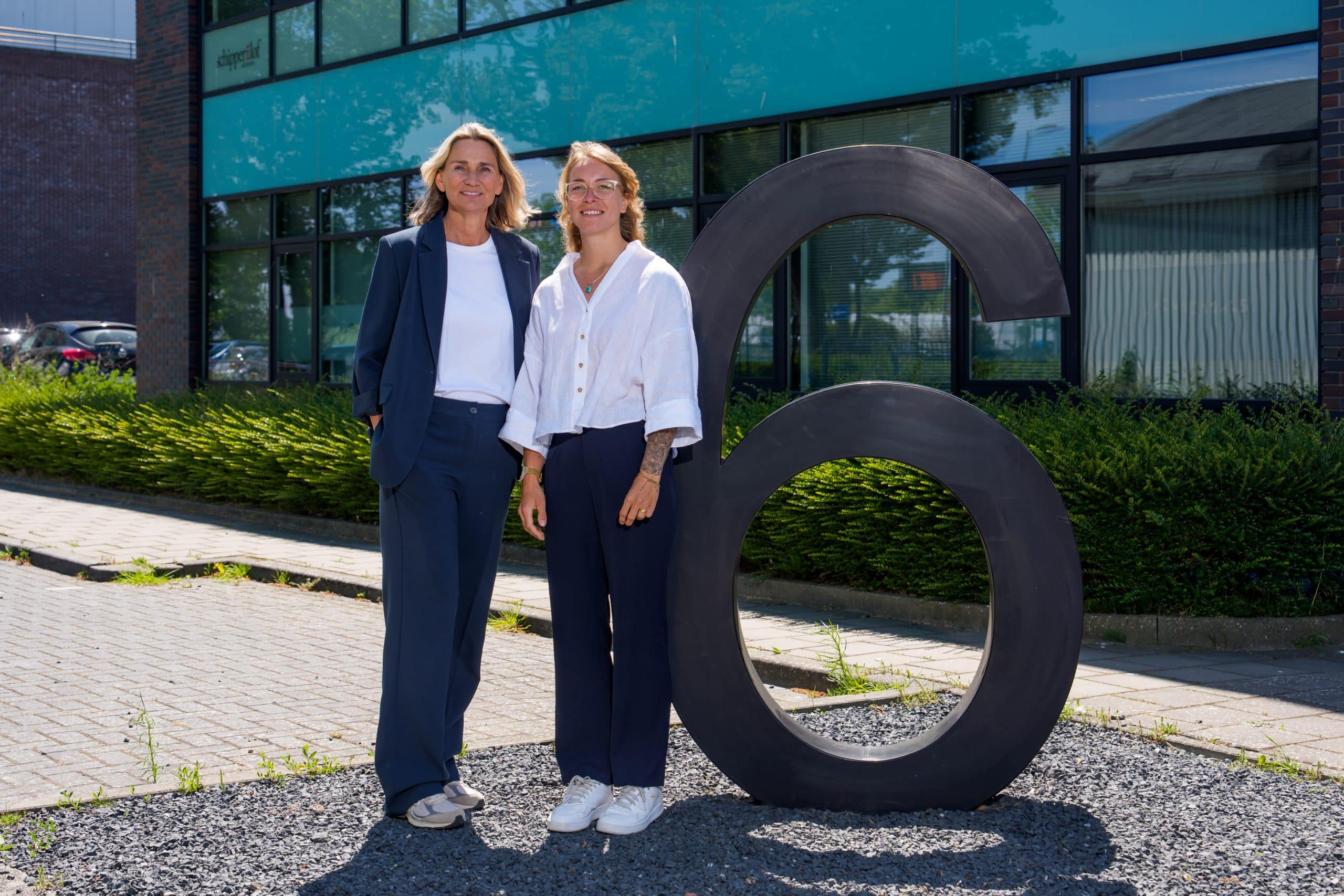 Binnendienstmedewerkers van Bregman Bedrijfsmakelaardij op kantoor in Alkmaar