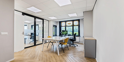 Moderne en duurzame kantoorruimte met vergadertafel en glazen scheidingswanden
